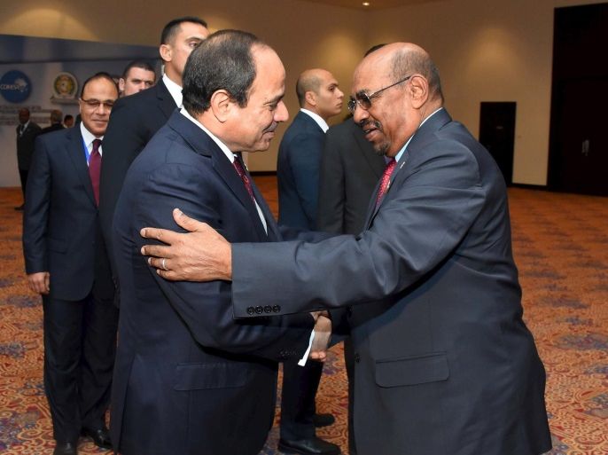 Egyptian President Abdel Fattah al-Sisi (L) shakes hands with President of Sudan Omar al-Bashir ahead of the Tripartite summit of Africa's three major regional economic committees; the Common Market for Eastern and Southern Africa (COMESA), the South African Development Community (SADC), and the East African Community (EAC), aimed at unifying them into one trade bloc, in Sharm el-Sheikh, Egypt, in this June 10, 2015 handout photo provided The Egyptian Presidency. REUTERS/The Egyptian Presidency/Handout via Reuters. ATTENTION EDITORS - THIS PICTURE WAS PROVIDED BY A THIRD PARTY. REUTERS IS UNABLE TO INDEPENDENTLY VERIFY THE AUTHENTICITY, CONTENT, LOCATION OR DATE OF THIS IMAGE. FOR EDITORIAL USE ONLY. NOT FOR SALE FOR MARKETING OR ADVERTISING CAMPAIGNS. THIS PICTURE IS DISTRIBUTED EXACTLY AS RECEIVED BY REUTERS, AS A SERVICE TO CLIENTS. NO SALES. NO ARCHIVES.