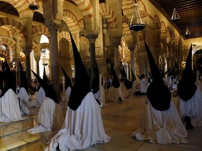 Penitent take part in a procession of the "El Nazareno" brotherhood inside the Mosque of Cordoba during Holy Week in Cordoba, southern Spain April 1, 2015. Hundreds of Easter processions take place around the clock in Spain during Holy Week, drawing thousands of visitors. REUTERS/Javier Barbancho