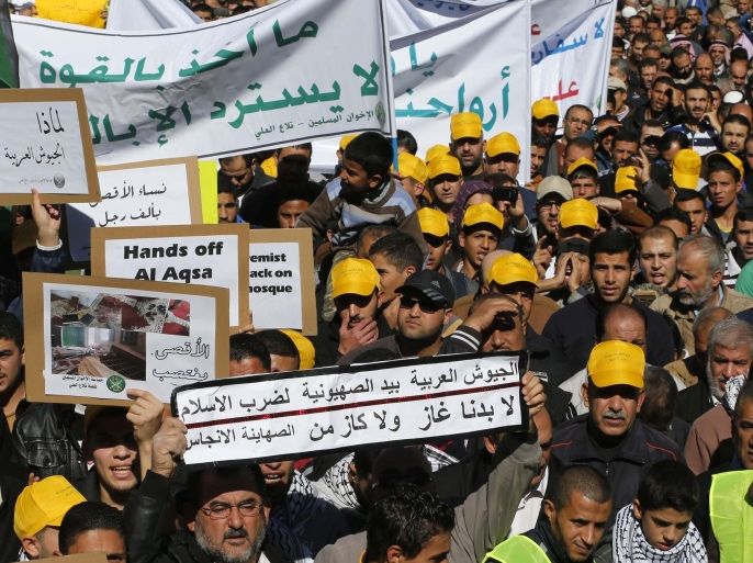 Protesters from the Islamic Action Front shout anti-Israel slogans during a demonstration against Israel's recent entry restrictions to the al-Aqsa mosque, after Friday prayers in Amman November 7, 2014. The sign reads, "Arab armies are in the hands of Zionism as it eliminates Islam. We do not want gas or kerosene from the impure Zionists". REUTERS/Muhammad Hamed (JORDAN - Tags: POLITICS RELIGION CIVIL UNREST)