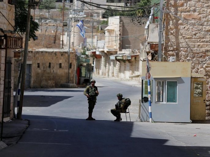 Israeli soldiers keep guard in the old city of the West Bank city of Hebron September 21, 2016. REUTERS/Ammar Awad