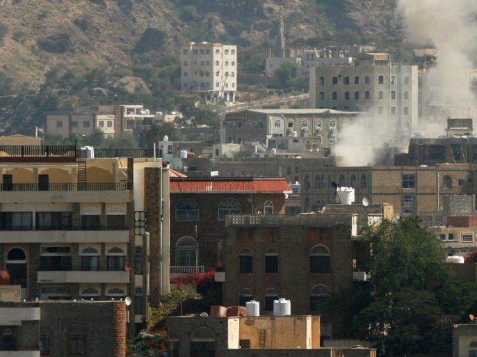 Dust rises from the site of an explosion during clashes between Houthi fighters and pro-government fighters in southwestern city of Taiz, Yemen November 22, 2016. REUTERS/Anees Mahyoub