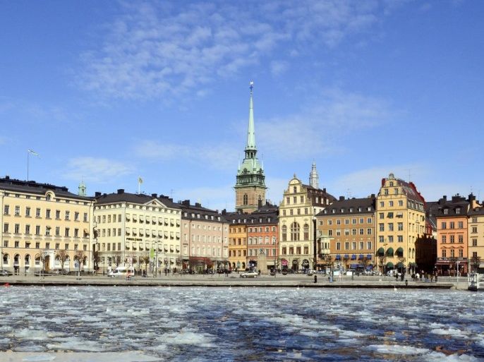 (FILE) A file photo dated 16 March 2013 showing the old town, 'Gamla Stan', in Stockholm, Sweden, with the tower of the German church at center. Media reports 06 November 2015 state concerns of a possible housing bubble in Sweden are getting stronger following Sweden's central bank, Riksbank, recently deciding to keep interest rates at a record low -0.35 per cent. Low rates have fuelled demand for borrowing, leading to property prices climbing at a higher speed, especially in the Stockholm region. In the last 10 years, house prices in Sweden have doubled. In 2015, the house prices rise was at some 14 per cent, while prices for apartments have climbed even faster.