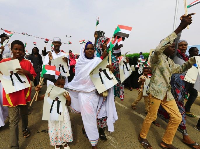 Supporters carry images of Sudan's President Omar al-Bashir during a rally against the International Criminal Court (ICC), at Khartoum Airport in Sudan, July 30, 2016. REUTERS/Mohamed Nureldin Abdallah