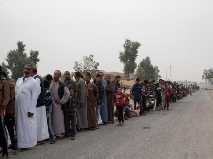 Displaced Iraqis, who fled villages south of Mosul, line up to receive humanitarian aid from UNICEF, IOM, WFP and other organizations in Ibrahim Khalil village in Hamdaniyah, Iraq October 24, 2016. Picture taken October 24, 2016. UNICEF/Handout via REUTERS ATTENTION EDITORS - THIS IMAGE WAS PROVIDED BY A THIRD PARTY. FOR EDITORIAL USE ONLY.