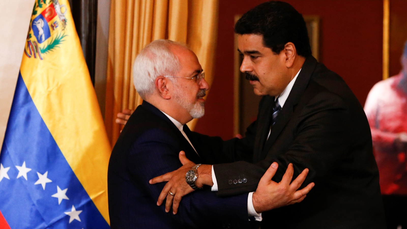 الرئيس الفنزويلي في لقاء يعكس الحميمية مع وزير الخارجية الإيراني
