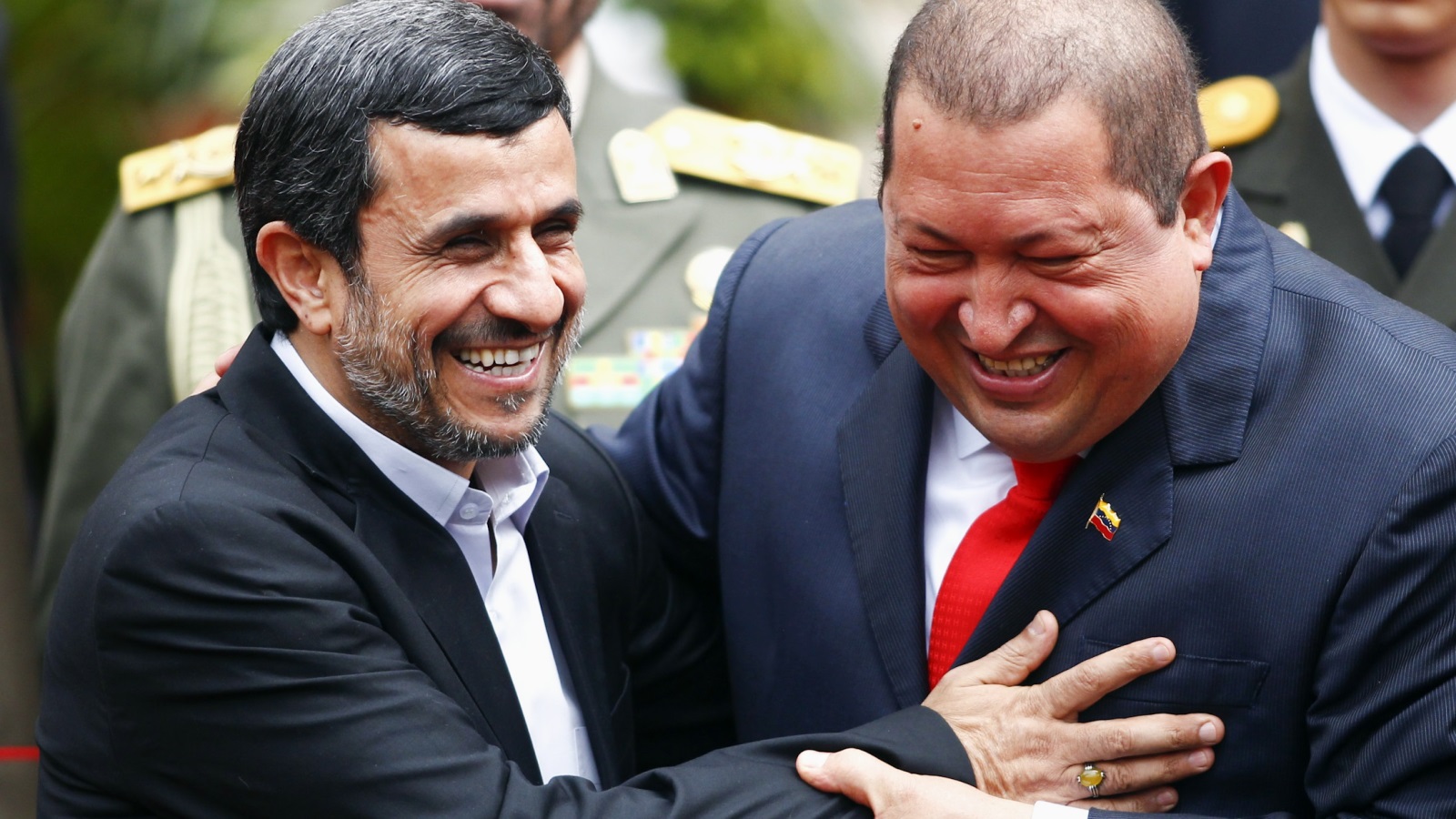 صورة أرشيفية تجمع الرئيس الإيراني الأسبق نجات والزعيم الفنزويلي هوغو تشافيز