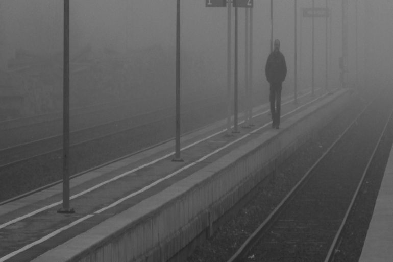 blogs - رجل يمشي في سكة حديد