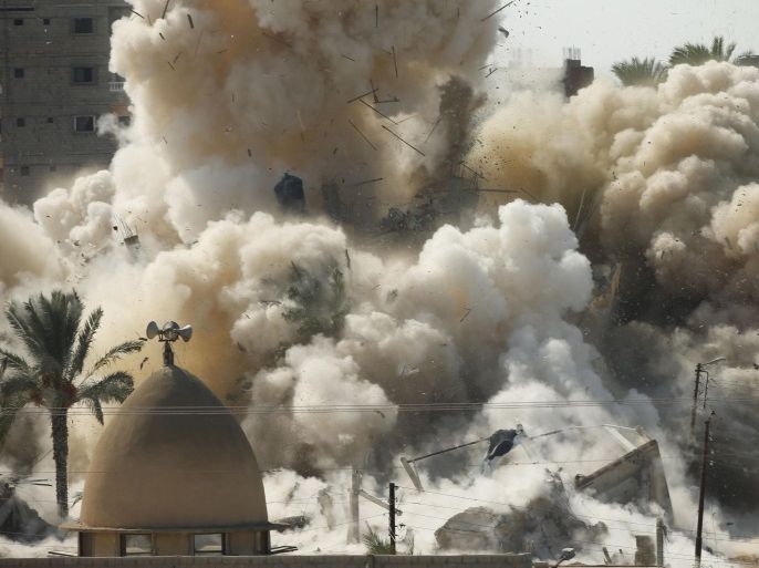 Smoke rises after a house is blown up during a military operation by Egyptian security forces in the Egyptian city of Rafah, near the border with southern Gaza Strip October 29, 2014. At least 33 Egyptian security personnel were killed on Friday in the Sinai Peninsula bordering Israel and Gaza, in an attack on a checkpoint that bore the marks of assaults claimed by Egypt's most active militant group Ansar Bayt al-Maqdis. Egypt's President Abdel Fattah al-Sisi said on Saturday the military would respond with measures in the border area where a buffer zone is likely to be expanded to pursue militants and destroy tunnels used to smuggle weapons and fighters. REUTERS/Suhaib Salem (GAZA - Tags: POLITICS CIVIL UNREST TPX IMAGES OF THE DAY)