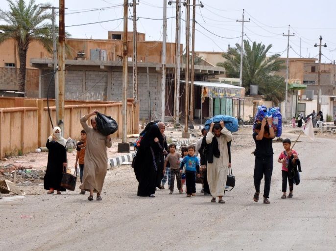A photograph made available on 15 April 2016 shows the evacuation of families from the recently recaptured city of Heet, western Iraq, 14 April 2016. Iraqi security forces gained full control over the key city of Heet, western capital province of Anbar after days of fierce clashes with Islamic state group, a military source said. EPA/NAWRAS AAMER ATTENTION EDITORS: GRAPHIC CONTENT