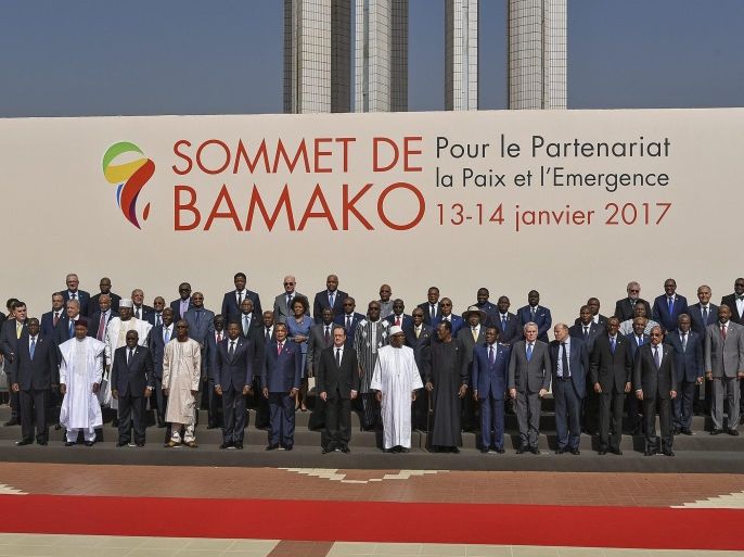 President of Mali Ibrahim Boubacar Keita (C-R) and President of France Francois Hollande (C-L) pose for a photograph with leaders at the France-Africa Summit in Bamako, Mali, 14 January 2017. Heads and ministers of 30 African states and France are gathering in the Malian capital for the 27th edition of the France-Africa Summit.