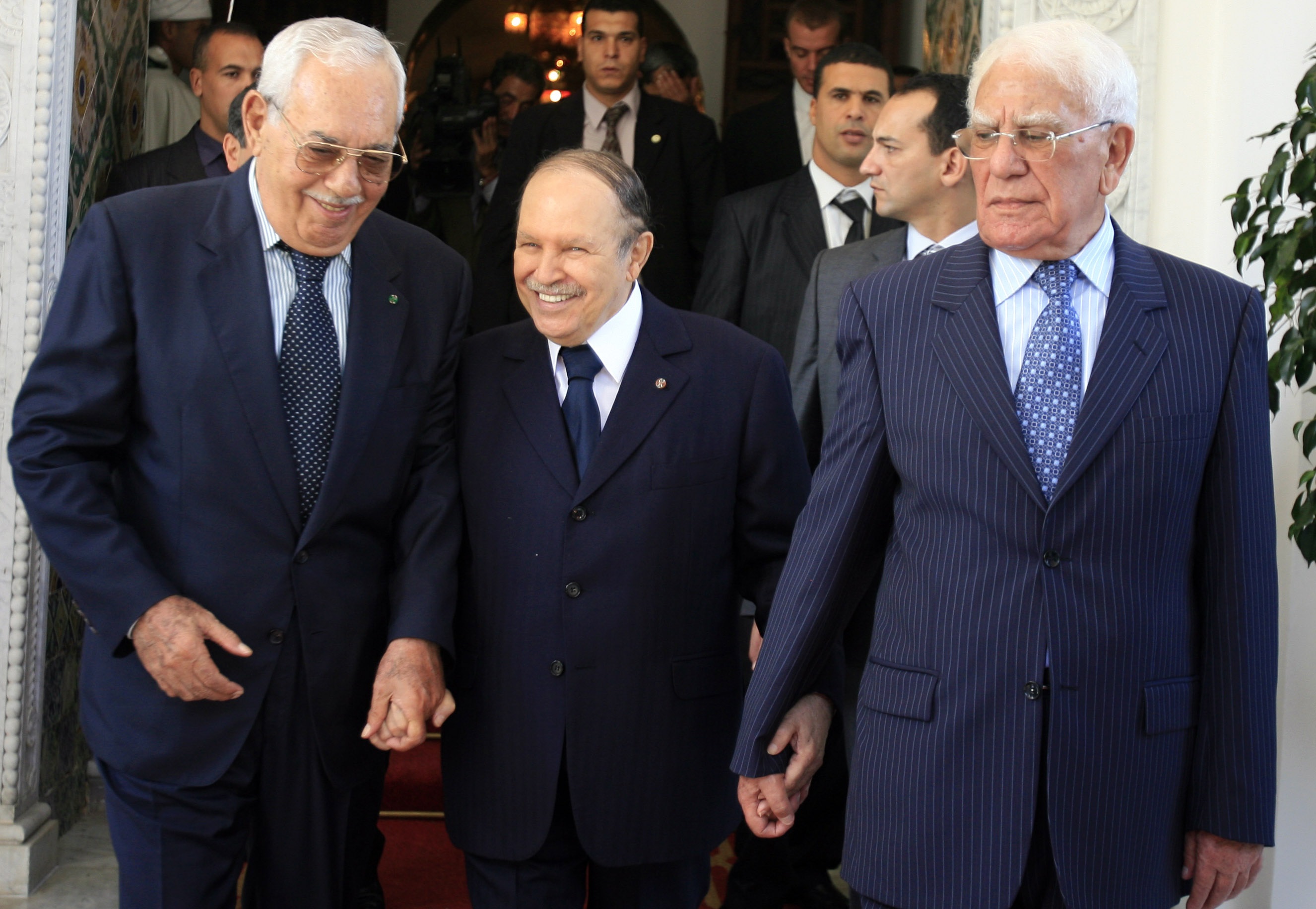 الرئيس الجزائري الراحل الشاذلي بن جديد (على يمين الصورة) ممسكا بيد الرئيس الحالي عبدالعزيز بو تفليقة (رويترز)