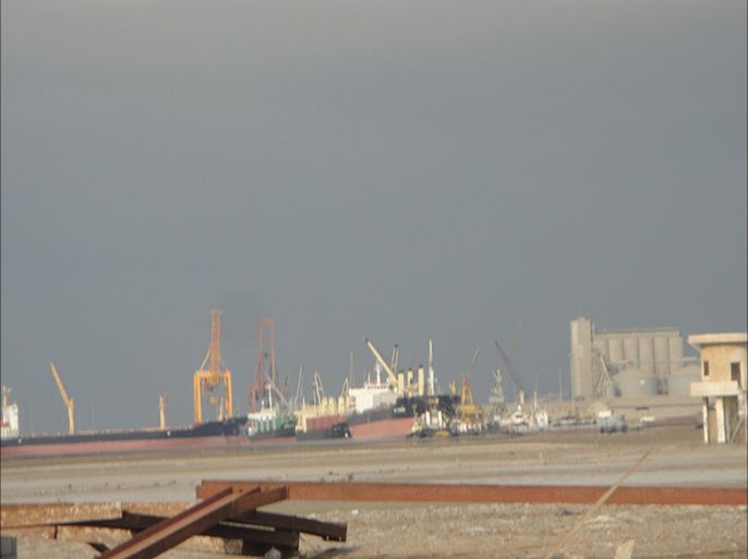 ميناء الحديدة أهم موانئ اليمن على البحر الأحمر وتبدو سفن كبيرة راسية بالغاطس