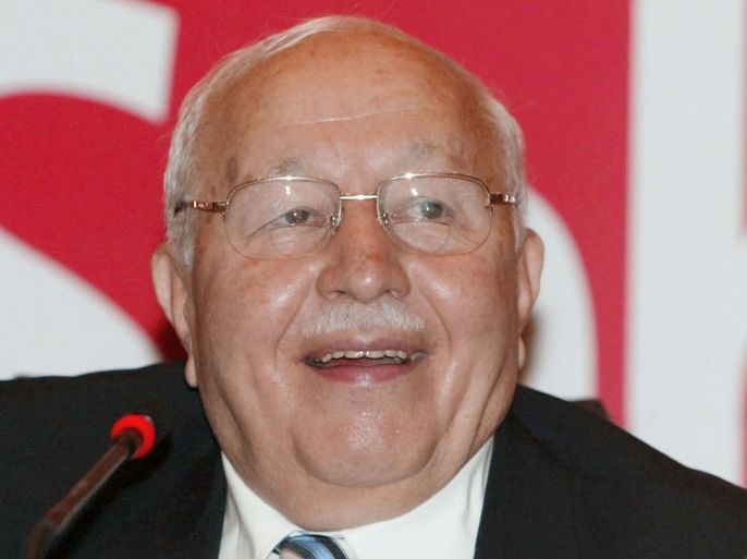 Turkey's former islamist prime minister Necmettin Erbakan, holds a newsconference, in Ankara, August 22, 2002. Erbakan, lauched his electoralcampaign for upcoming November 3 polls. Erbakan's religious WellfareParty was banned in 1998 and a court sentenced Erbakan to two years andfour months in jail on charges of embezzling funds from his party.Erbakan and some of other party officals expelled from parliament andbanned from politics for five years. REUTERS/str. REUTERSXX