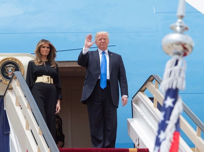 U.S. President Donald Trump and first lady Melania Trump wave as they arrive in Riyadh during a reception ceremony in Riyadh, Saudi Arabia, May 20, 2017.Bandar Algaloud/Courtesy of Saudi Royal Court/Handout via REUTERS ATTENTION EDITORS - THIS PICTURE WAS PROVIDED BY A THIRD PARTY. FOR EDITORIAL USE ONLY.