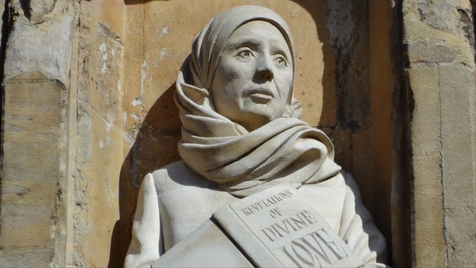 تمثال جوليان الذي وصفته مارغيري كيمبي في مذكراتها، والذي نفذه ديفيد هولغيت والمتواجد الآن في كاتدرائية نورويتش