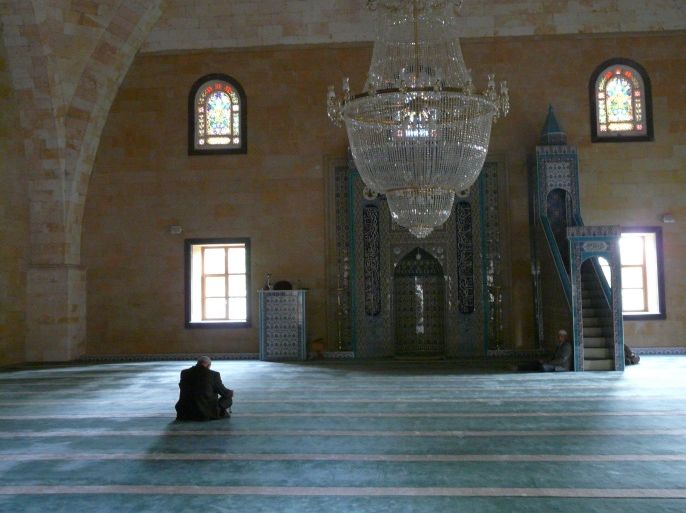 blogs - رجل في مسجد يصلي