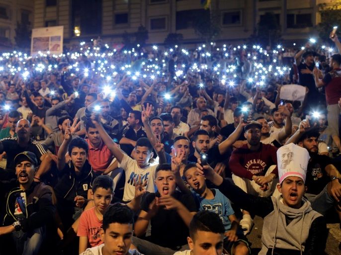 Protesters hold their phones as they shout slogans during a demonstration in the northern town of Al-Hoceima against official abuses and corruption, Morocco June 1, 2017. REUTERS/Youssef Boudlal TPX IMAGES OF THE DAY