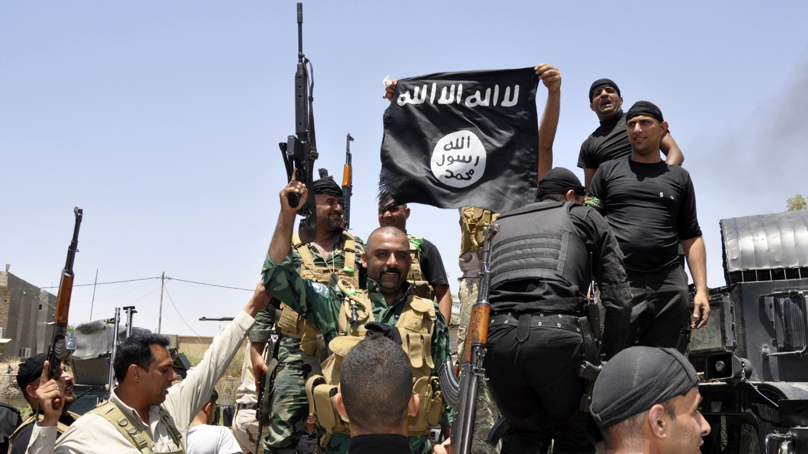  مليشيات تحتفل بانتصارها على أعضاء من تنظيم الدولة (رويترز)