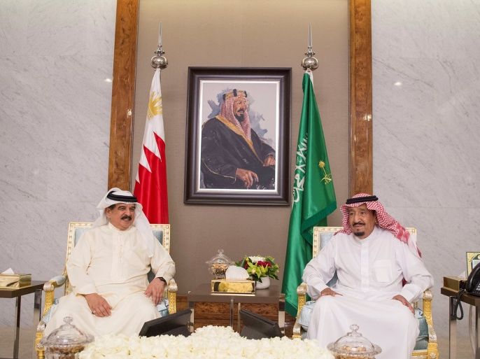 PLOG- Saudi Arabia's King Salman bin Abdulaziz Al Saud (R) meets with Bahrain's King Hamad bin Isa Al Khalifa in Jeddah, Saudi Arabia, June 7, 2017. Bandar Algaloud/Courtesy of Saudi Royal Court/Handout via REUTERS ATTENTION EDITORS - THIS PICTURE WAS PROVIDED BY A THIRD PARTY. FOR EDITORIAL USE ONLY.