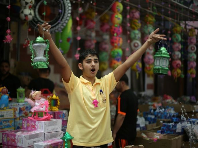 A Palestinian man sells lanterns ahead of the Muslim fasting month of Ramadan in Khan in the southern of Gaza Strip June 5, 2016. REUTERS/Ibraheem Abu Mustafa