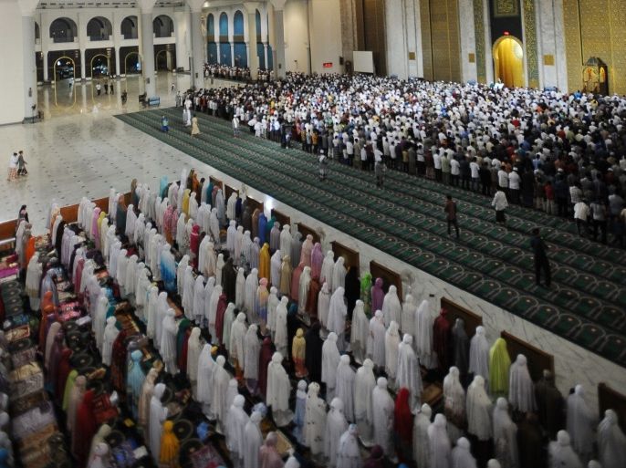 SURABAYA, INDONESIA - JUNE 17: Indonesian Muslims pray in the first Tarawih as Muslims begin fasting for Ramadan at Al-Akbar Mosque on June 17, 2015 in Surabaya, Indonesia. Muslims worldwide observe Ramadan, the ninth month of the Islamic calendar which is marked by a holy month of fasting, prayer, and recitation of the Quran. (Photo by Robertus Pudyanto/Getty Images)