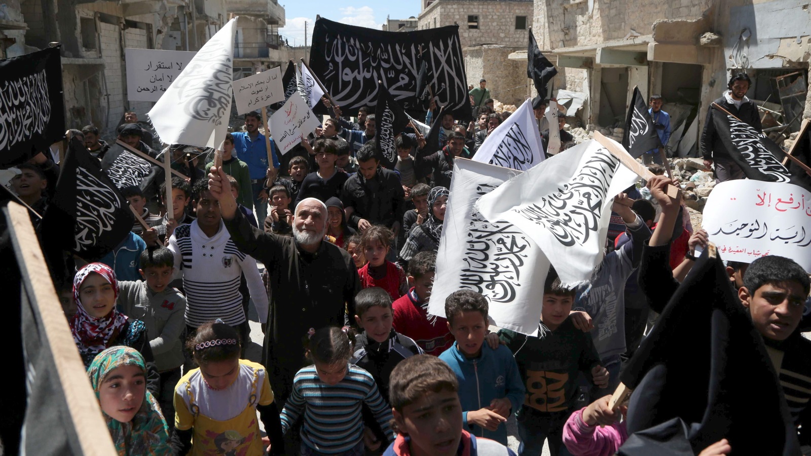 السكان فروحون بتسلم هيئة تحرير الشام إدلب  (رويترز)