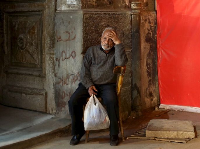 blogs - مواطن مصري عجوز يجلس على كرسي