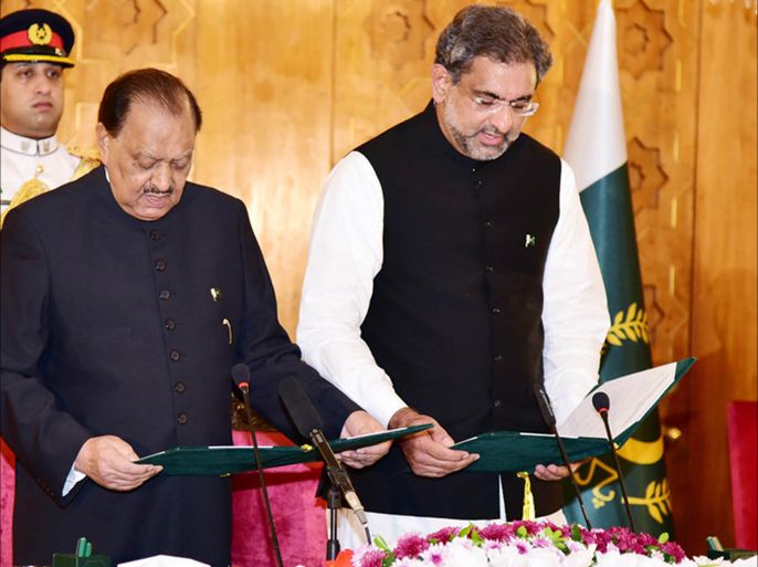 epa06120400 A handout photo made available by the Press Information department shows Shahid Khaqan Abbasi (R), newly elected interim Prime Ministers takes oath from President of Pakistan Mamnoon Hussain, in Islamabad, Pakistan, 01 August 2017. The Pakistani Parliament 01 August elected Abbasi as interim prime minister to replace Nawaz Sharif, who was forced to resign after he was disqualified by the Supreme Court following an investigation into the Panama Papers scandal, which had named him and his children. Shahid Khaqan Abbasi, the former oil minister, replaced Sharif with the support of 221 legislators, well above the 172 required, said Parliamentary spokesperson, Ayaz Sadiq, according to media reports. EPA/PID HANDOUT HANDOUT EDITORIAL USE ONLY/NO SALES