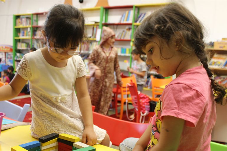 طفلتان من القدس خلال فقرة الألعاب التعليمية في مكتبة الأطفال