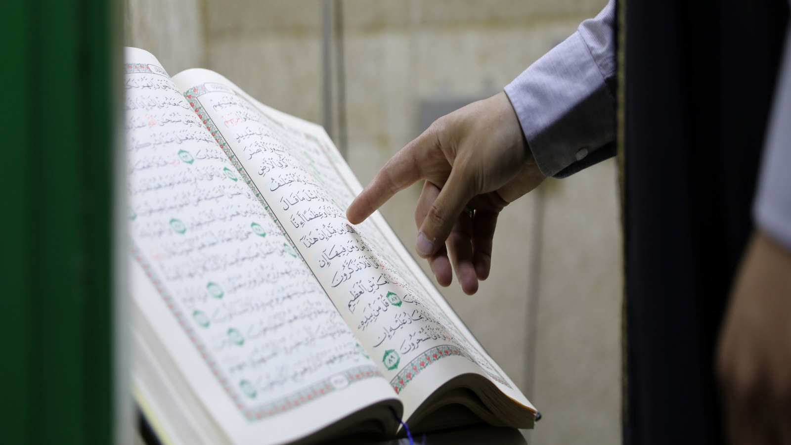 المسلمات محرّمات على المشركين منهم بالقرآن بكلّ حال، وعلى مشركي أهل الكتاب لقطع الولاية بين المسلمين والمشركين