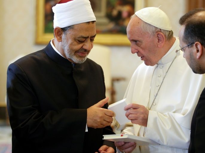Pope Francis exchanges gifts with Sheikh Ahmed Mohamed el-Tayeb (L), Egyptian Imam of al-Azhar Mosque, at the Vatican May 23, 2016. REUTERS/Max Rossi