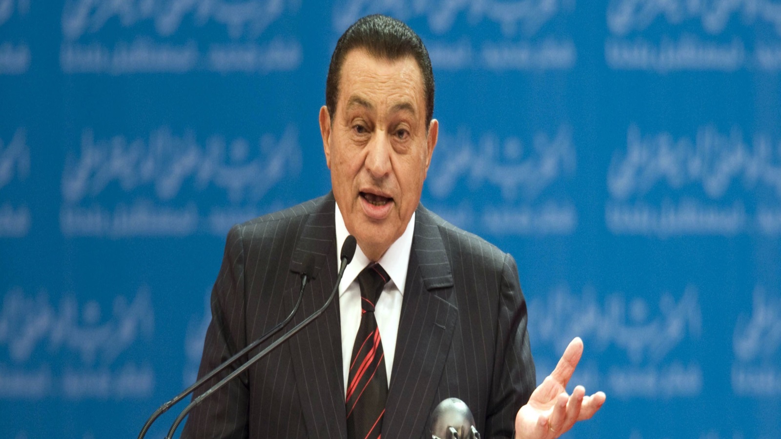 نجح عاكف في إحداث أزمة كبيرة لنظام مبارك، وأظهره أمام العالم أنه نظام مستبد يقمع الحريات، ويعتقل المطالبين بالإصلاح، فما كان من نظام مبارك إلا أن قرّر الإفراج عن الإخوان