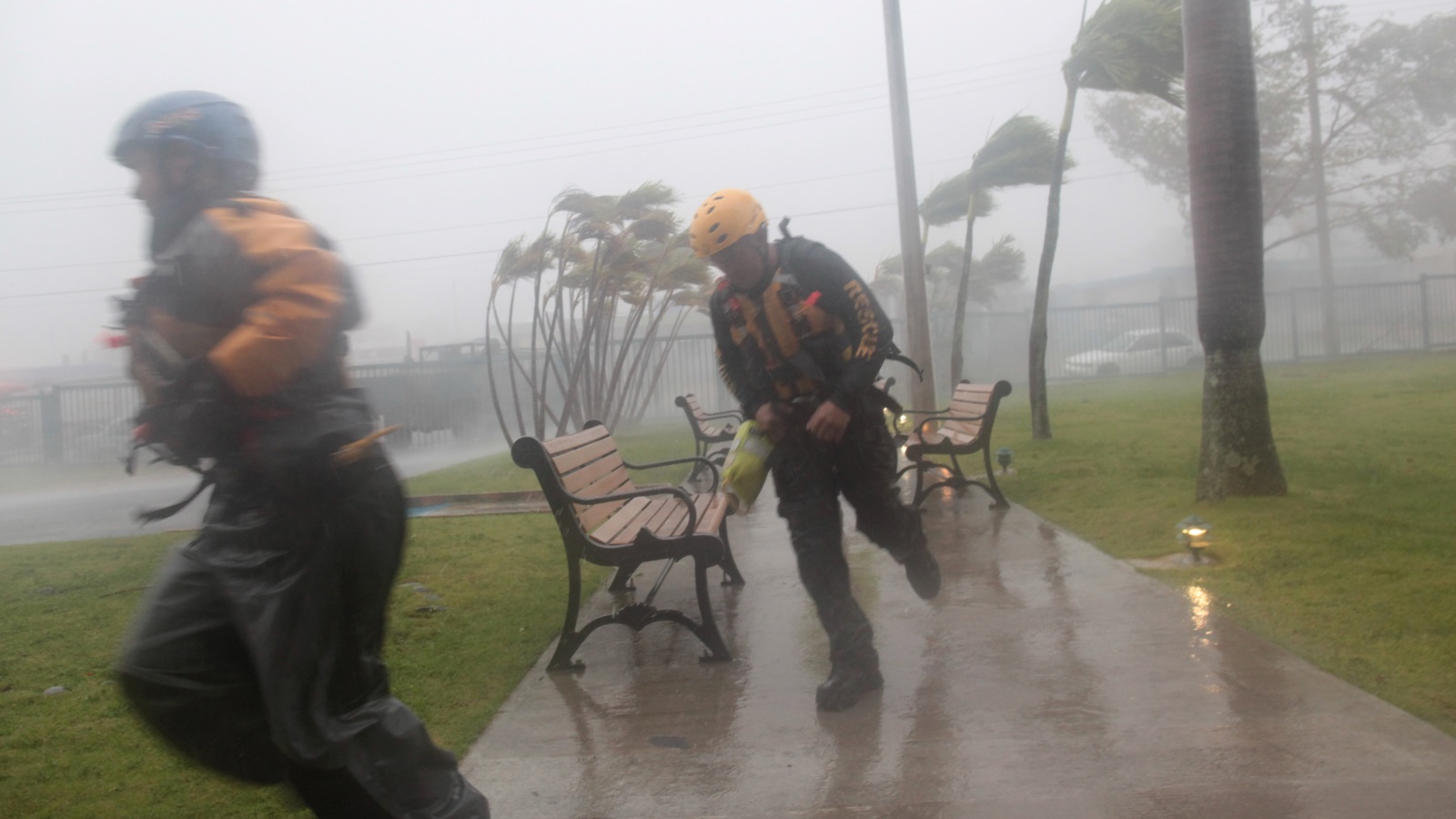 ‪الدفاع المدني في بورتوريكو في حالة استنفار بسبب الإعصار‬ (رويترز)