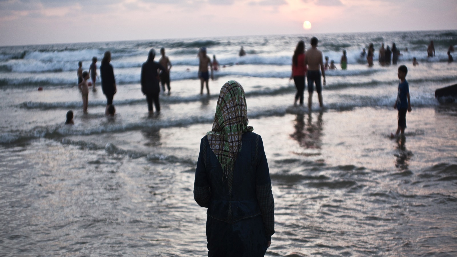 غزة التي تسكنها في ليالي كثيرة أصوات مزعجة خارجة عن أي منطق تأتي لتؤنس ساكنيها وتذكرهم بأنهم ما زالوا هدفا شهيا طالما لم يبتلعها البحر