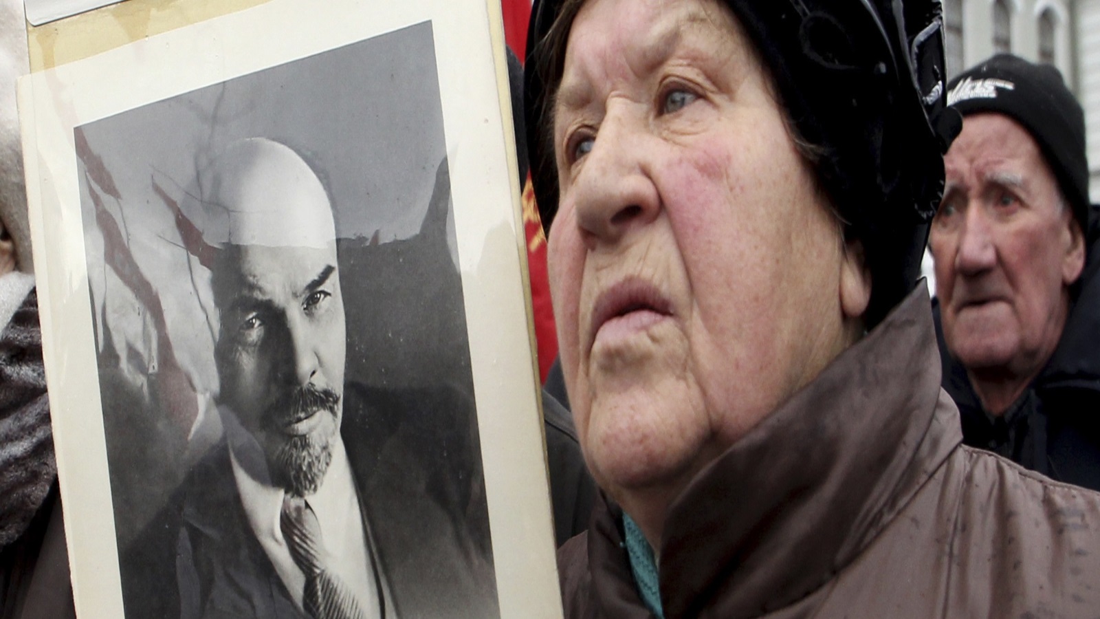 الممارسة القمعية السادية التي مارستها قيادة الثورة البلشفية متمثلة في فلاديمير لينين قادت العديد من مؤسسي الفكر الماركسي إلى شجب هذه الممارسات