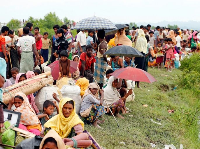 Rohingya refugees are seen waiting for a boat to cross the border through the Naf river in Maungdaw, Myanmar, September 7, 2017.REUTERS/Mohammad Ponir Hossain