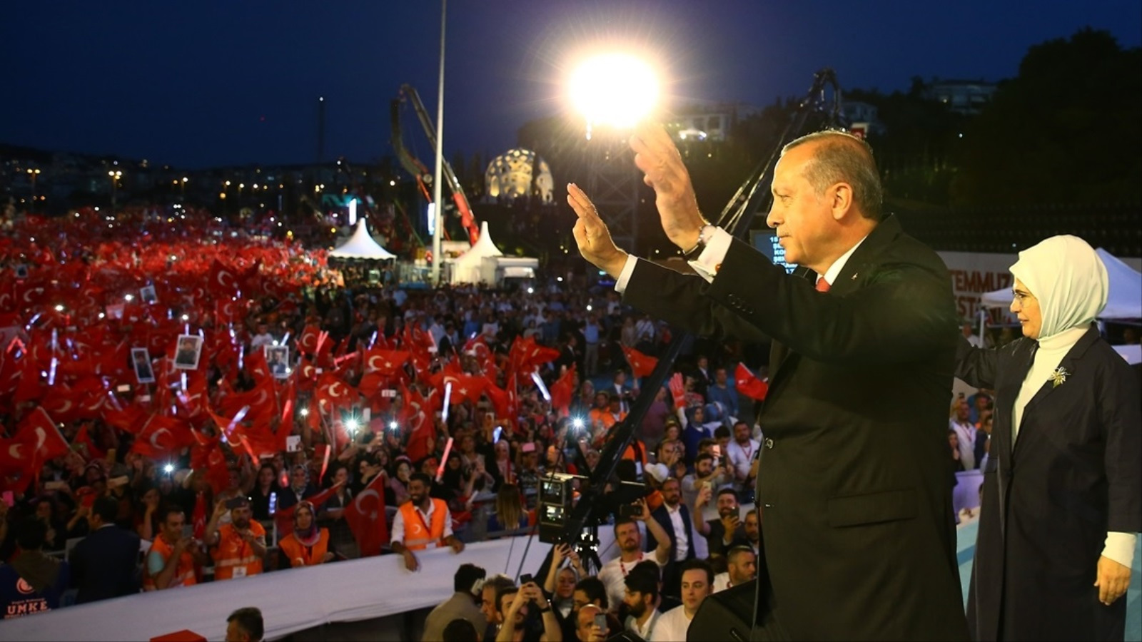  الجمهورية التركية الحديثة؛ جمهورية بدأت علمانية متطرفة وأراد أردوغان وحزبه أن تكون جمهورية ديمقراطية متصالحة مع هويتها الإسلامية وتاريخها