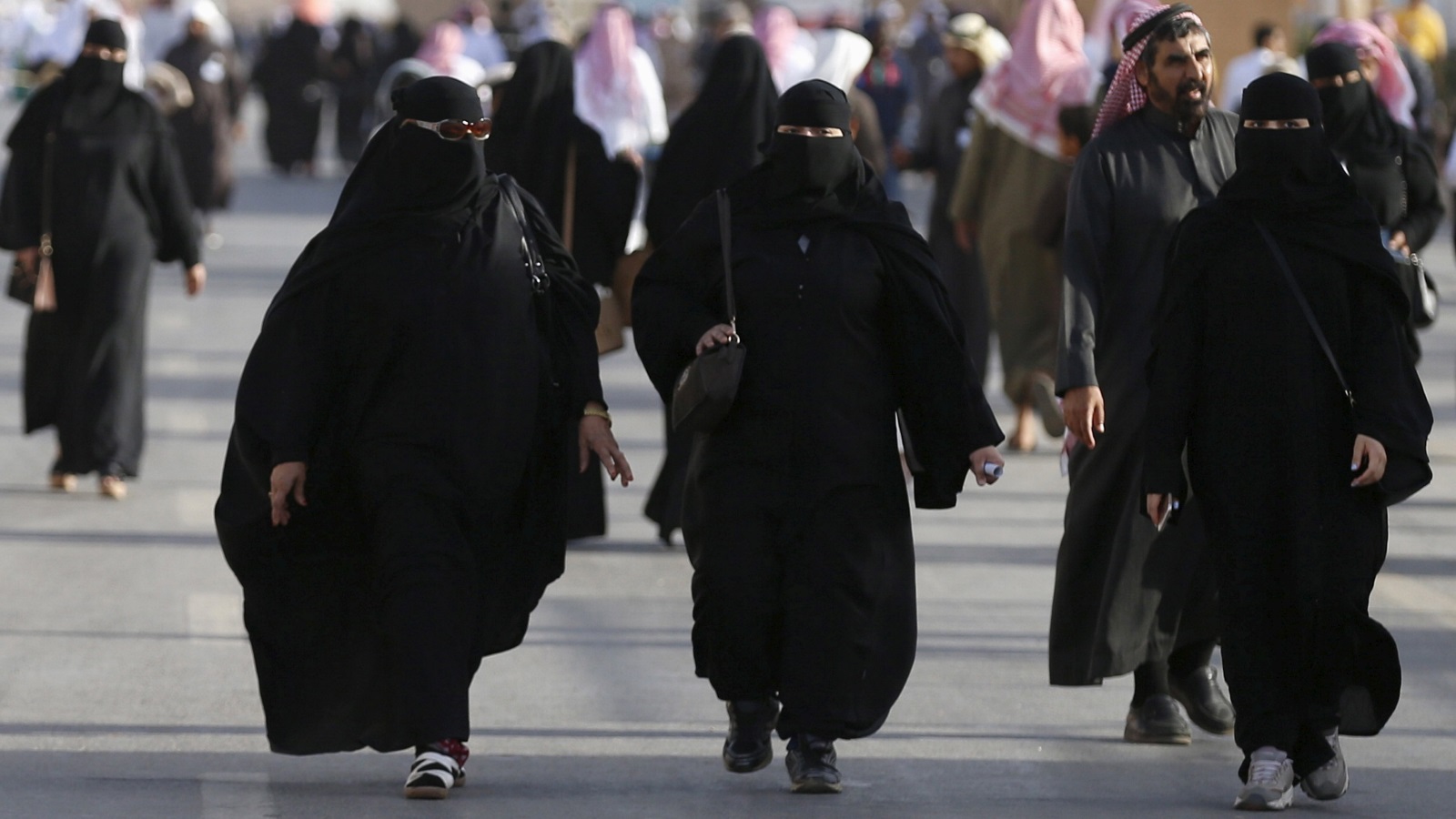  في حين أن المرأة السعودية تحرم من حقوقها، تتقدم السعودية لإعطاء روبوت 
