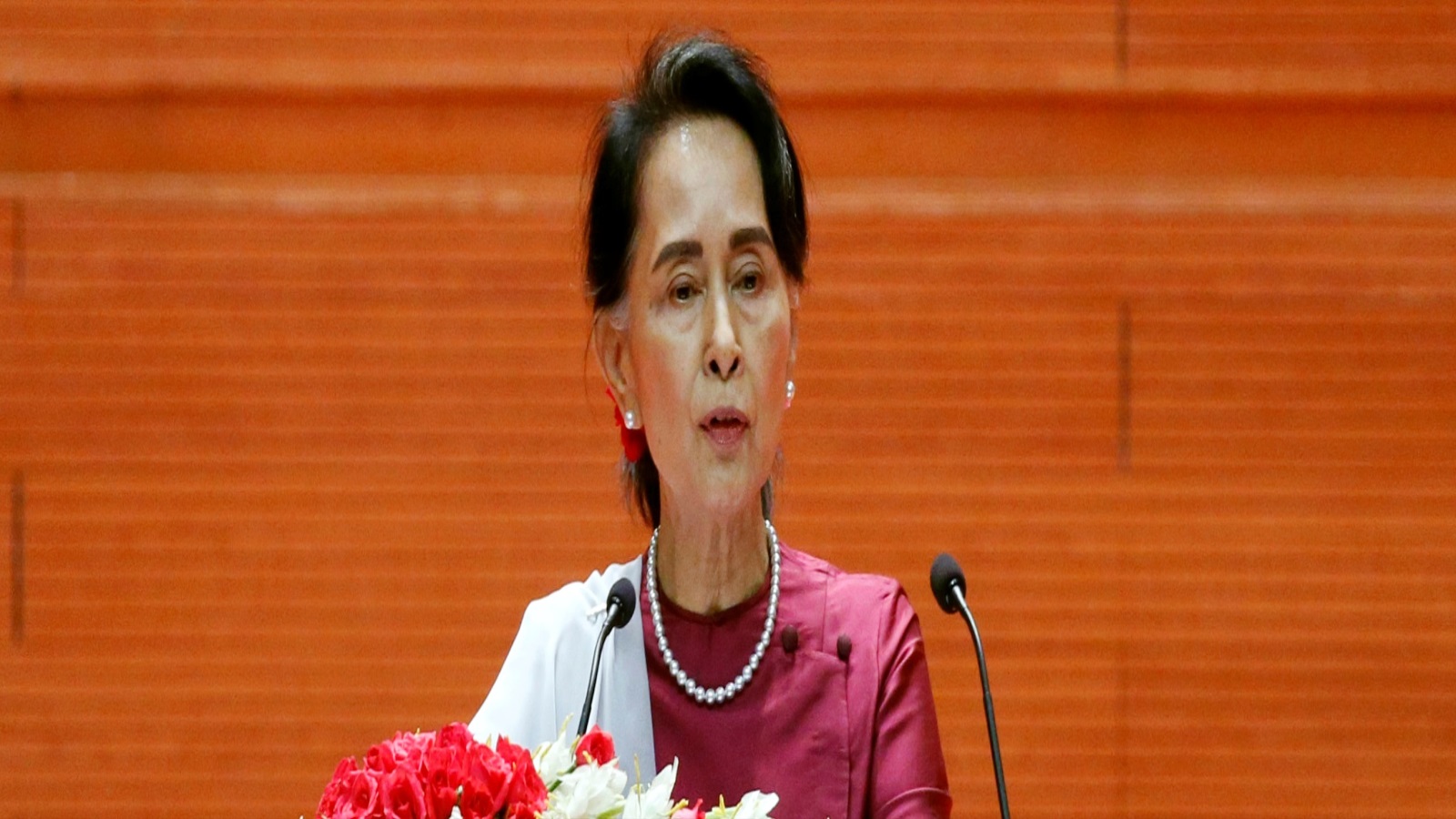 لا يزال التحول الديمقراطي في ميانمار هشا، في حين تتنافس قضايا مثل العلاقات المدنية العسكرية، والفقر، والنمو الاقتصادي، والحوكمة على انتزاع الاهتمام