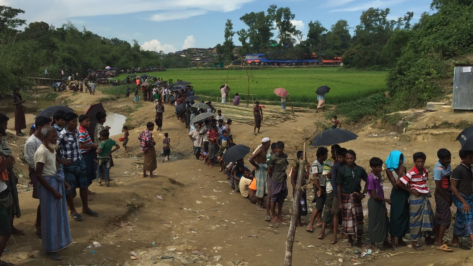 من الصعب جدا على دولة مثل بنغلاديش أن تؤوي اللاجئين وتواصل تقديم المساعدات الإنسانية إليهم إلى أمد بعيد، فإنها بلد لا يستطيع أن يتحمل نفقات شعبها أحيانا
