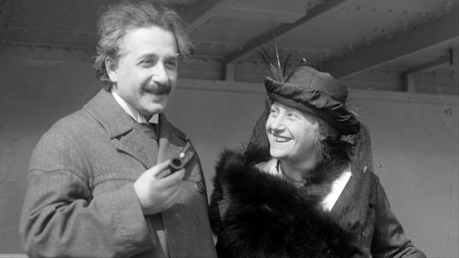آينشتاين مع زوجته الثانية إلسا (مواقع التواصل)