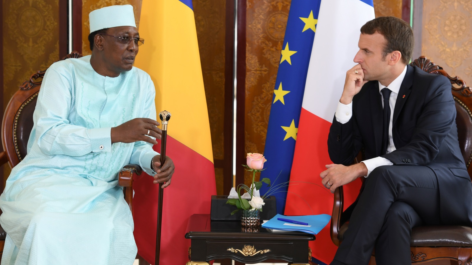 الرئيس الفرنسي ماكرون والرئيس التشادي إدريس ديبي (رويترز)