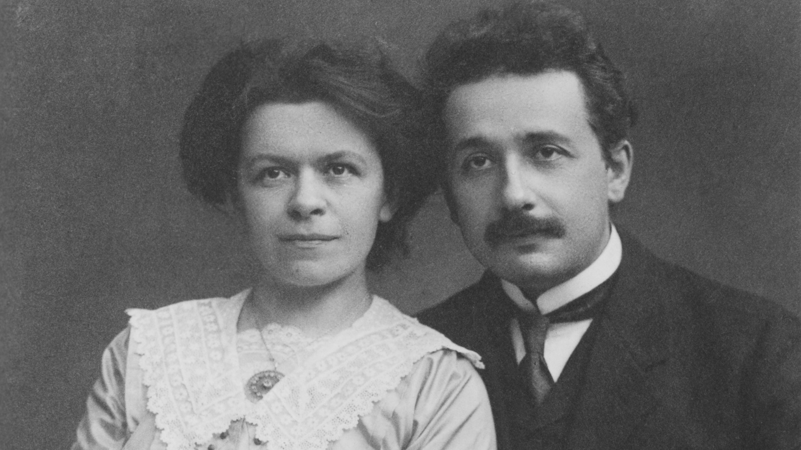 آينشتاين مع زوجته الأولى مليفا ماريك 