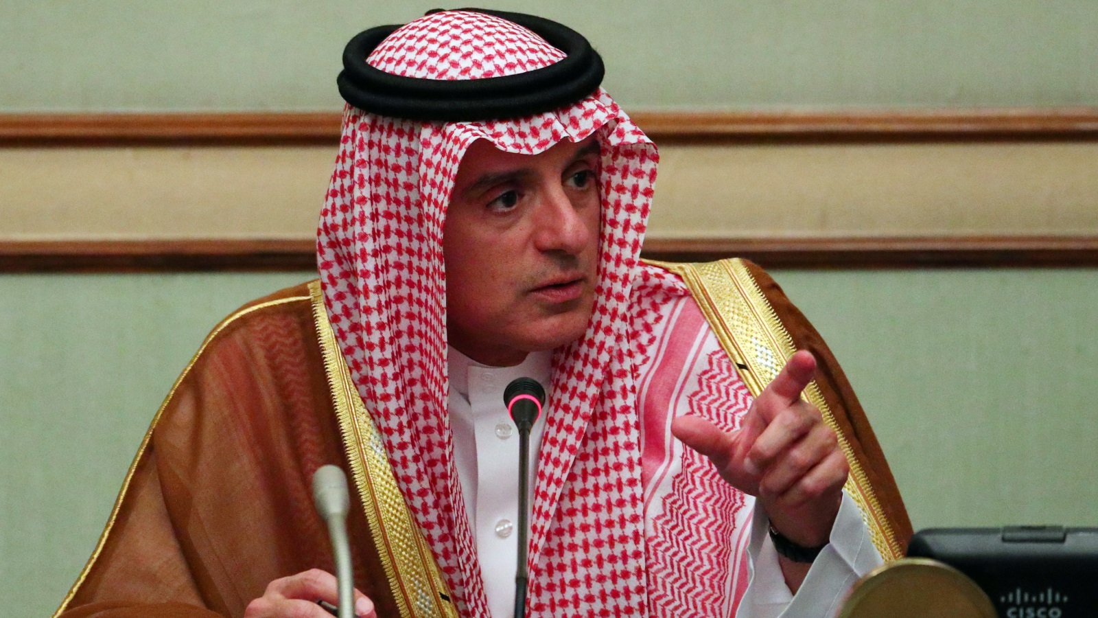 وزير الخارجية السعودي عادل الجبير طلب من المعارضة السورية البحث عن صيغة تقبل بالأسد لفترة انتقالية (رويترز)