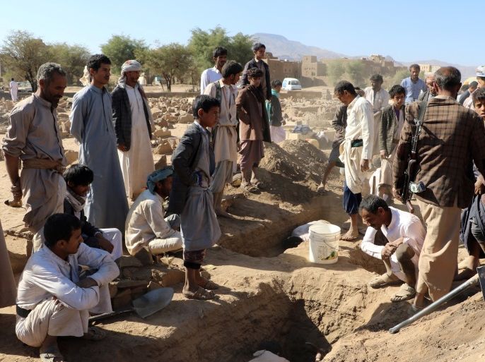 People prepare graves for other killed by an air strike in the northwestern city of Saada, Yemen November 3, 2017. REUTERS/Naif Rahma