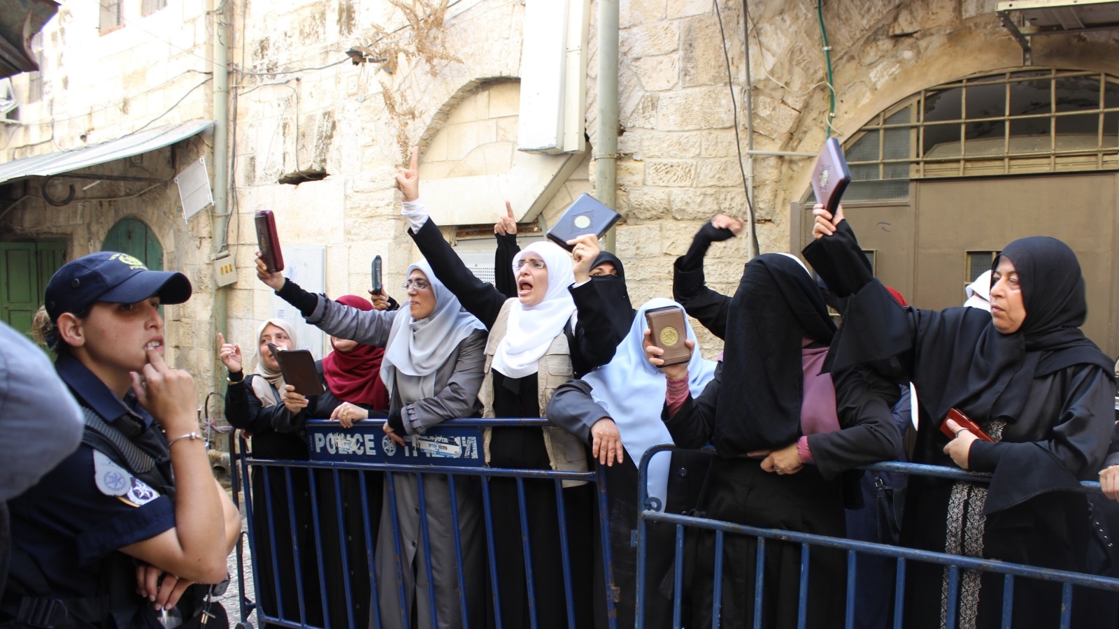 في القدس امرأةٌ تصنع ما عجزَ عنه رجال الأُمة في رباطها على عتبات المسجد الأقصى، تاركةً حياتها الشخصية خلفها