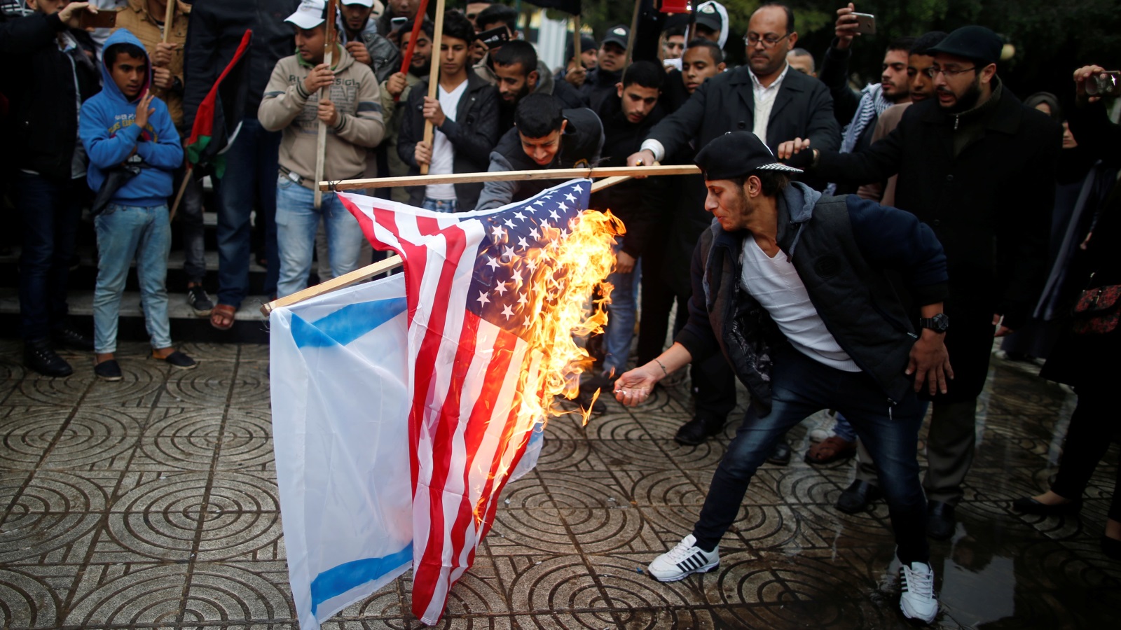 بعض الأمور التي ترحب بها بعض الحكومات في الشرق الأوسط كإحراق الأعلام قد يعد عملاً تحريضاً بالنسبة لقوانين معظم البلدان الأوروبية