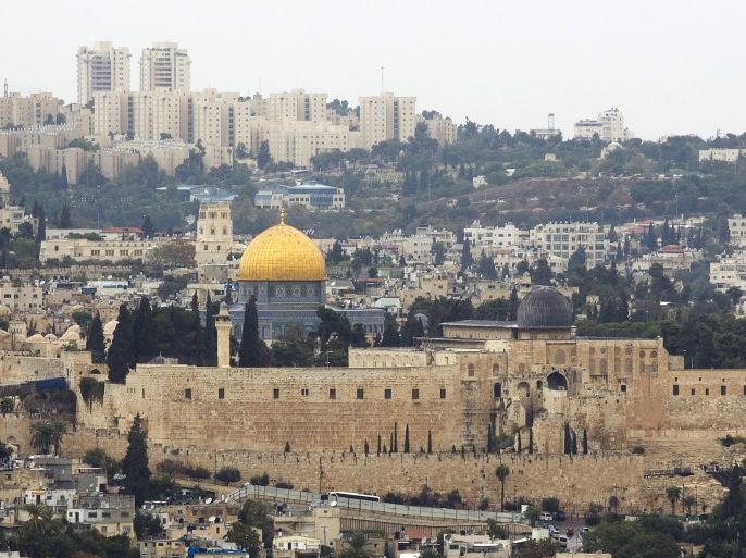 bllogs القدسA general view of Jerusalem's old city shows the Dome of the Rock in the compound known to Muslims as Noble Sanctuary and to Jews as Temple Mount, October 25, 2015. Palestinian officials reacted warily on Sunday to what U.S. Secretary of State John Kerry hailed as Jordan's "excellent suggestion" to calm Israeli-Palestinian violence by putting a sensitive Jerusalem holy site under constant video monitoring. REUTERS/Amir Cohen
