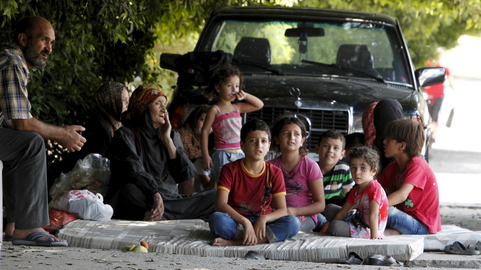  فلسطينيون من سكان مخيم عين الحلوة في لبنان (رويترز)