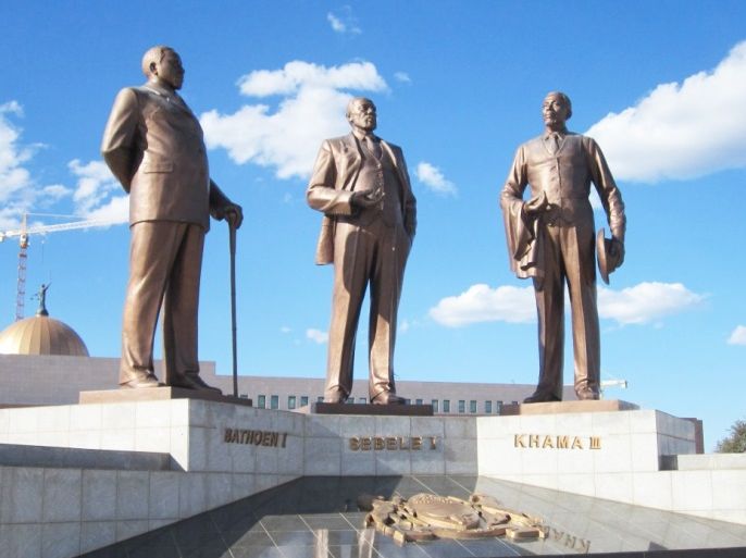 نصب تذكاري للزعماء الوطنيين الثلاثة الذين ساهموا في وضع بوتسوانا على طريق الديمقراطية والتنمية
